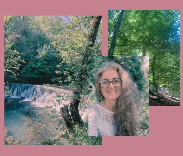 Sophrologue holistique et yogathérapeute souriante dans le Var, entourée par la nature lors d'une journée ressourçante à Lorgues.