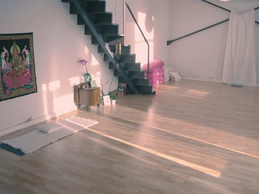 Cabinet de sophrologie lumineux avec tapis de yoga, espace de soins énergétiques à Lorgues dans le Var
