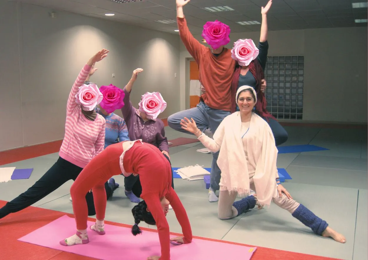 Balise ALT : Cours collectif de yoga animé par une sophrologue professeur de yoga avec plusieurs élèves en posture à Draguignan, Var