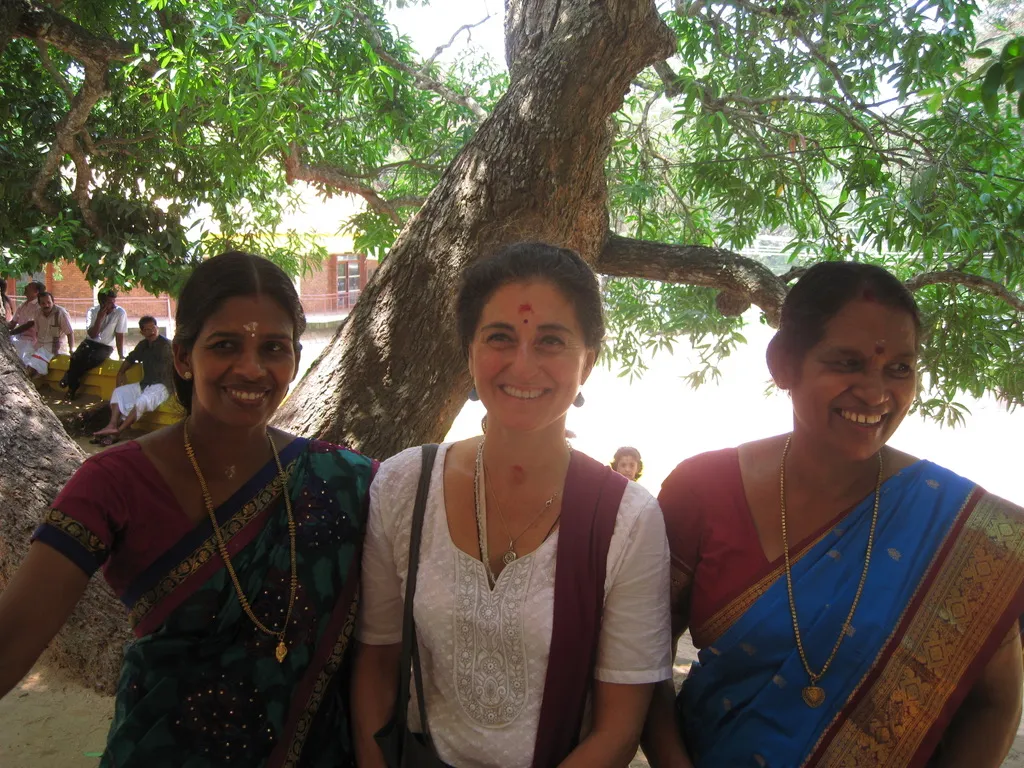 Trois femmes souriantes réunies en Inde lors d'un pèlerinage spirituel avec une enseignant de yoga du Var