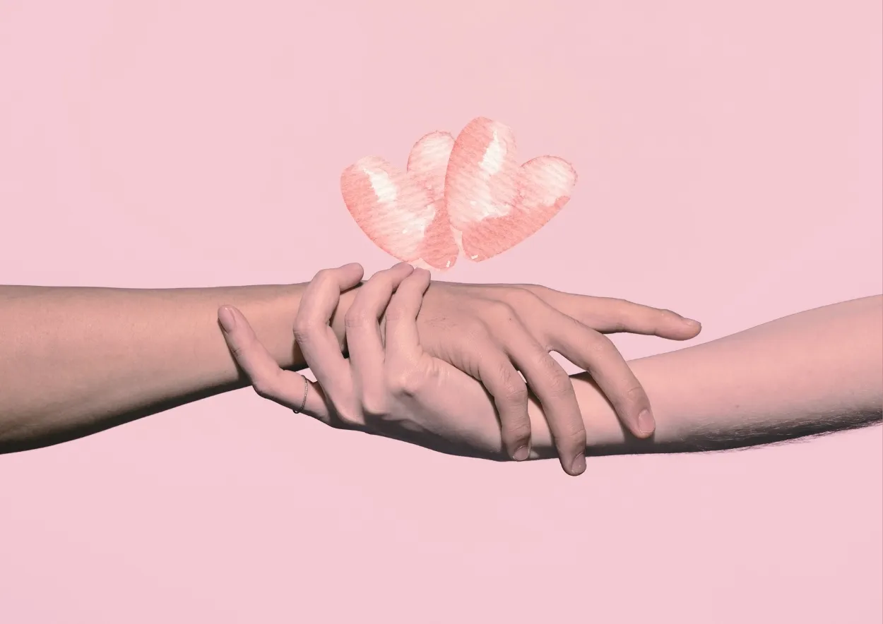 Mains enlacées avec douceur et cœurs roses symbolisant un soin énergétique et l'écoute d'un adolescent à Lorgues, Var.