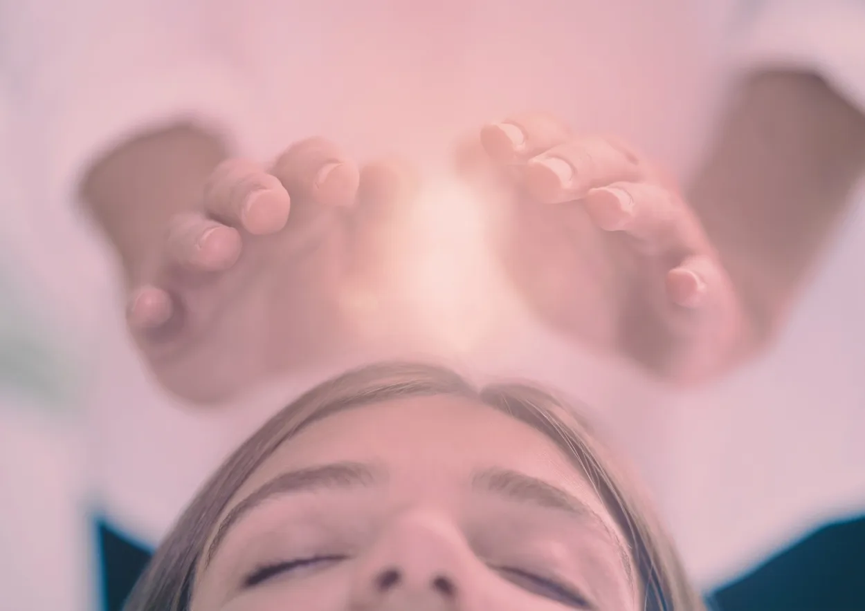 Séance de soin énergétique avec imposition des mains au-dessus de la tête d'une jeune fille près de Les Arcs, Var.