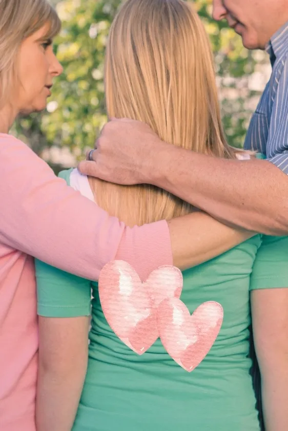 Parents entourant chaleureusement leur adolescente lors d'une séance de sophrologie familiale à Flayosc, Var.