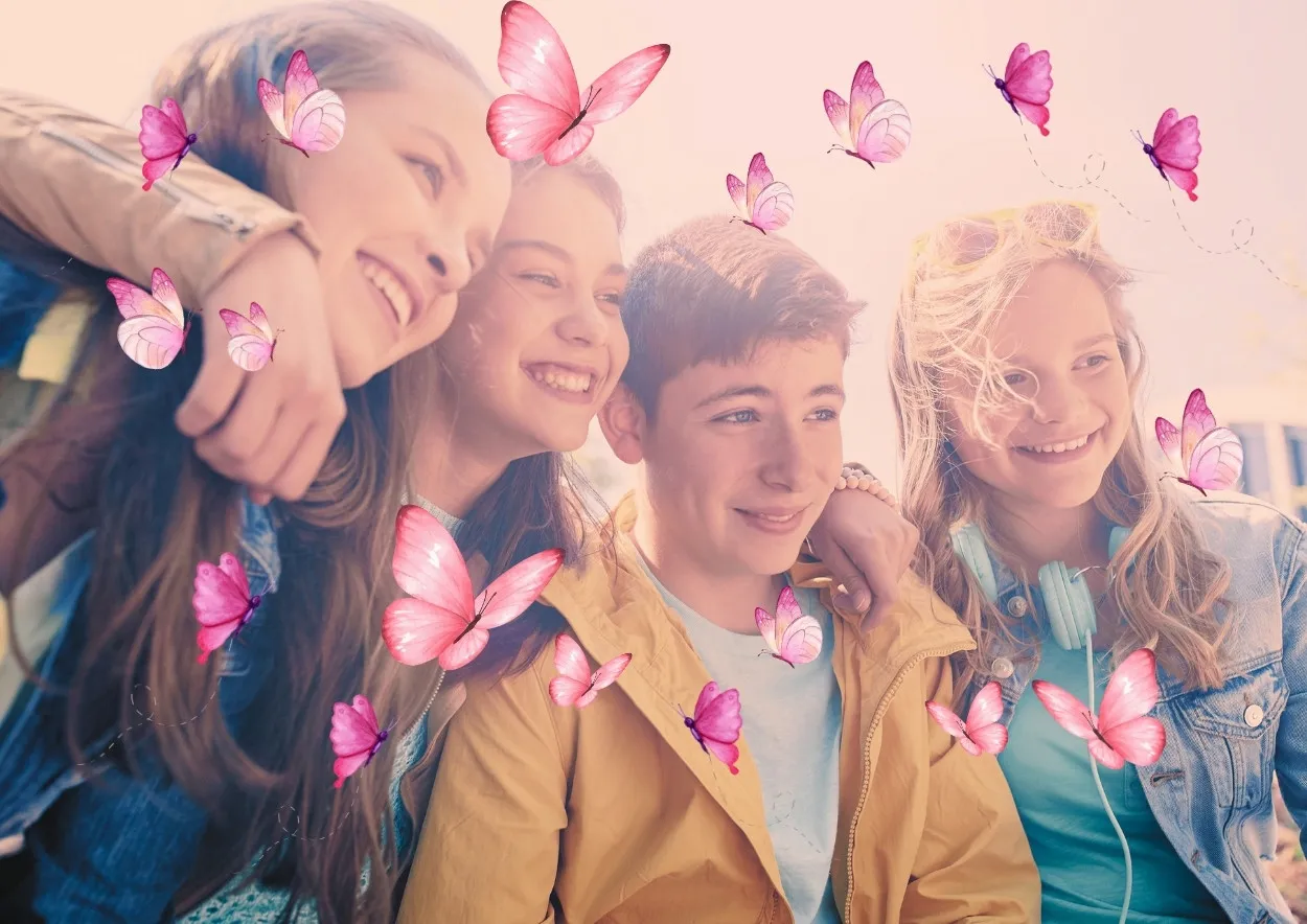 Groupe d'adolescents souriants et complices entourés de papillons pour la sophrologie et la confiance à Vidauban, Var.
