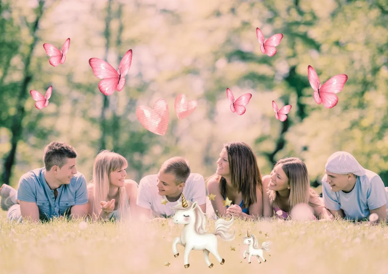 Groupe d'adolescents souriants allongés dans l'herbe lors d'une séance de sophrologie en plein air près de Draguignan.