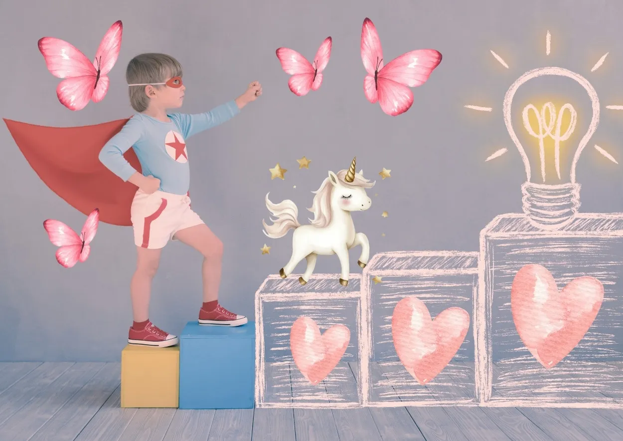 Jeune enfant en costume de super-héros sur des cubes pour la sophrologie et la confiance en soi à Draguignan dans le Var.