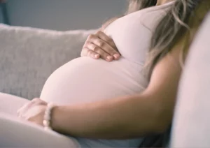 Femme enceinte allongée et détendue lors d'une séance de sophrologie et yoga prénatal à Vidauban dans le Var.