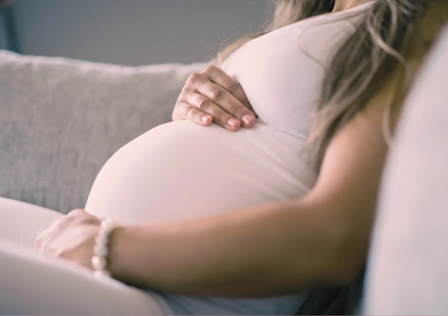 Femme enceinte allongée et détendue lors d'une séance de sophrologie et yoga prénatal à Vidauban dans le Var.