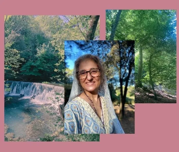 Sophrologue et énergéticienne souriante en pleine nature entre cascade et forêt, accompagnement pour femmes dans le Var